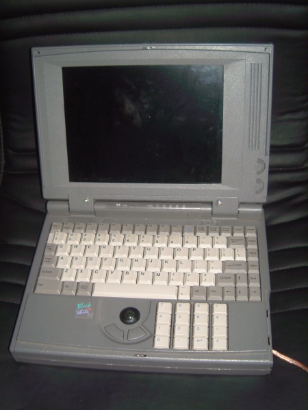 Plik:Stary laptop z comem.jpg